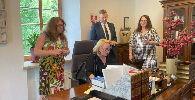 Minister of Justice visits notary bureau, tests the remote notary functions