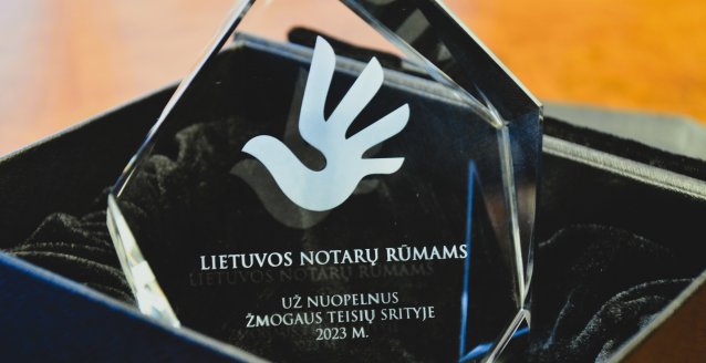 Lietuvos notarų rūmams įteiktas Teisingumo ministerijos apdovanojimas už nuopelnus žmogaus teisių...